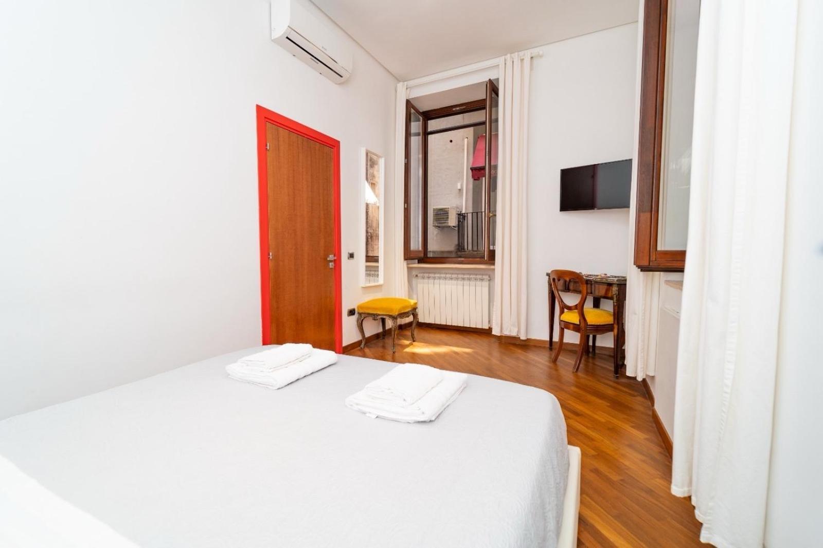 Spanish Quarters - Just Steps From Toledo Metro!! * Naples